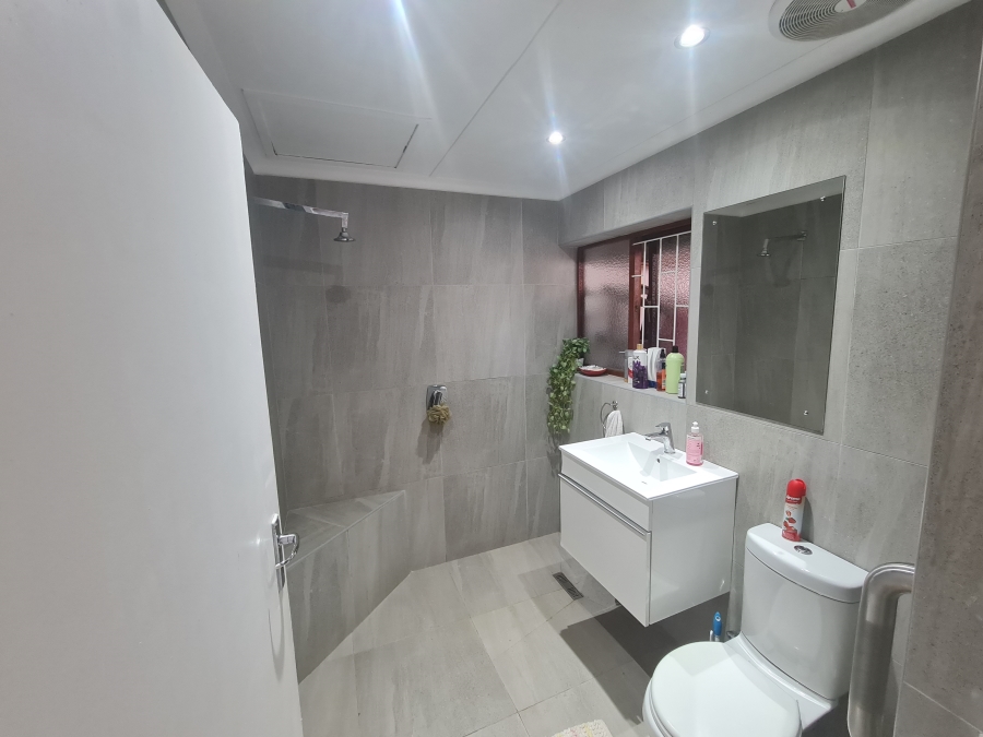 2 Bedroom Property for Sale in Paradise Beach Eastern Cape